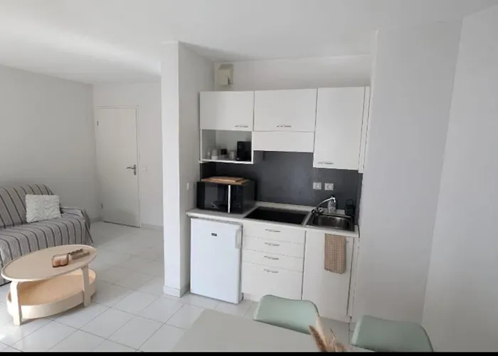 T2 Ouvert A 5 Min Des Plages, Au Calme, Avec Balcon Et Garage Apartmán
