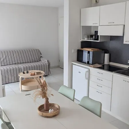 T2 Ouvert A 5 Min Des Plages, Au Calme, Avec Balcon Et Garage *