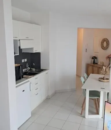 T2 Ouvert A 5 Min Des Plages, Au Calme, Avec Balcon Et Garage