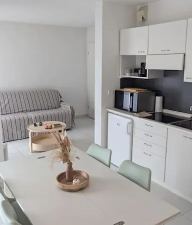 T2 Ouvert A 5 Min Des Plages, Au Calme, Avec Balcon Et Garage Lägenhet